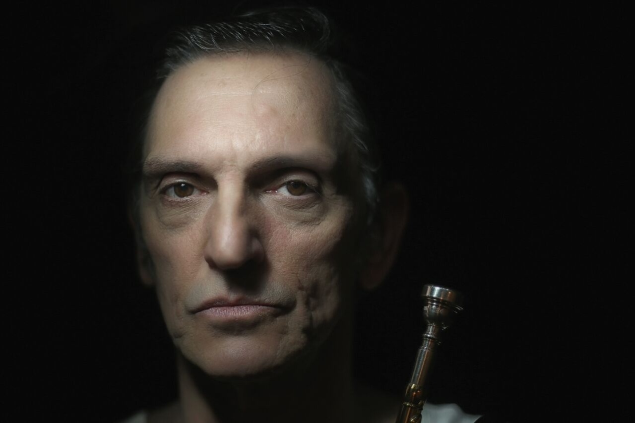 Em sua estreia no teatro, Paulo Miklos vive o lendário músico de jazz Chet Baker na peça "Chet Baker - Apenas Um Sopro". "Ser ator foi uma extensão do intérprete que já era na música", avalia o artista, que ainda segue carreira com a banda Titãs - Victor Iemini