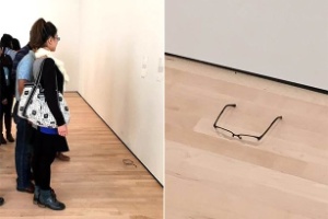 Visitantes param para observar óculos colocados no chão em museu de São Francisco - Teejay/Facebook/Montagem UOL