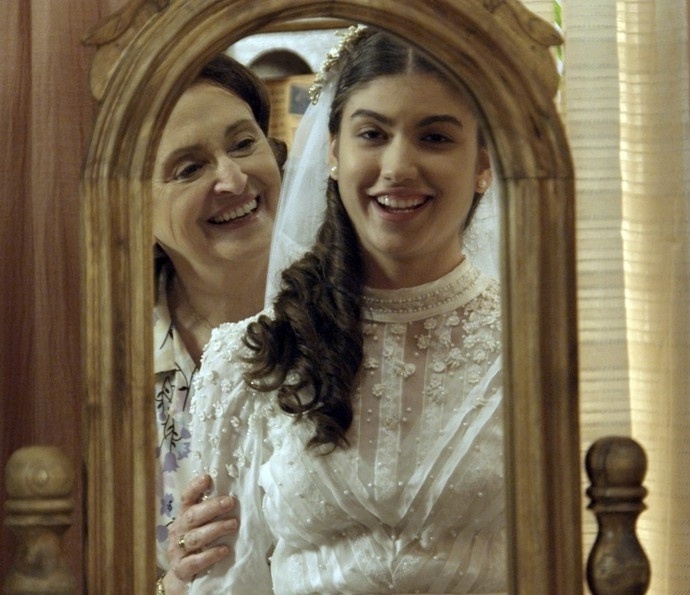 Agosto.2016 - Gerusa (Giovanna Grigio) fica feliz ao provar seu vestido de noiva em "Êta Mundo Bom!" - Reprodução/GShow