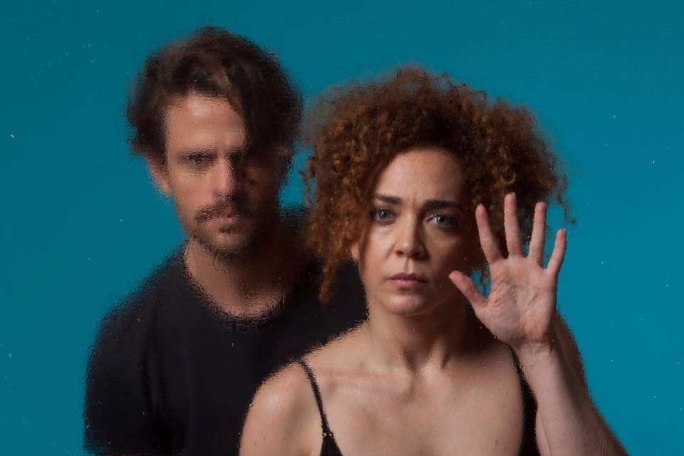 Laila Garin e Alejandro Claveaux na peça "Gota d'Água (a seco)" - Reprodução/Facebook