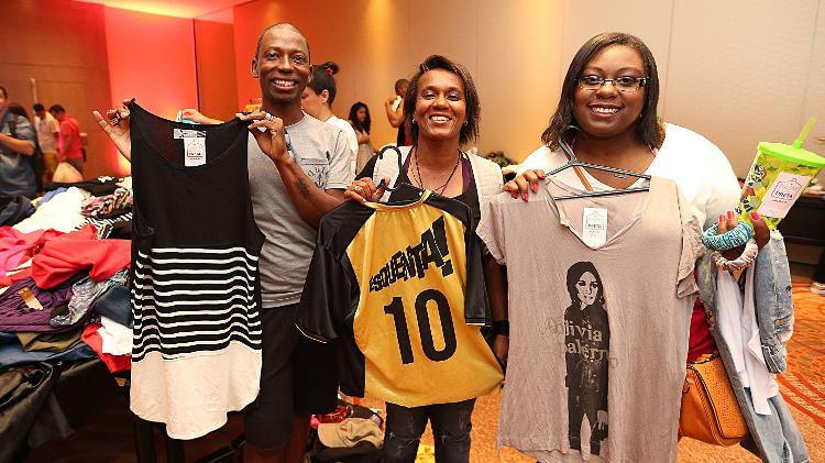 O cozinheiro William Jacó, a professora Fabiana Santos e a analista contábil Michele de Souza se conheceram no Bazar da Preta e já fizeram amizade: ele já ofereceu a casa para as duas, que vieram de São Paulo só para o evento, no ano que vem - Marco Antonio Teixeira/UOL - Marco Antonio Teixeira/UOL