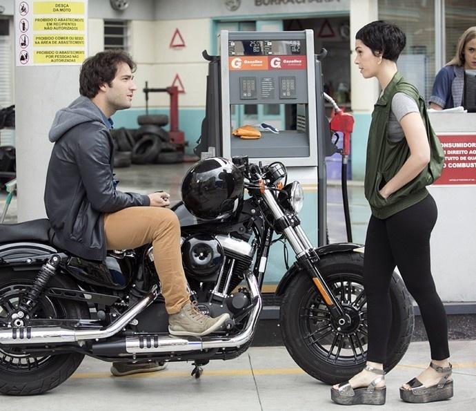 Em "A Lei do Amor", Flávia critica Tiago ao vê-lo com Letícia - undefined