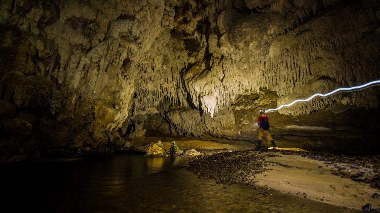 Iporanga (SP): A agência Pisa Trekking (www.pisa.tur.br) tem pacote de quatro noites para visitar as cavernas e cachoeiras do parque Petar a partir de R$1.750 por pessoa em apartamento triplo. Inclui transporte rodoviário a partir de São Paulo, hospedagem com pensão completa, trilhas pela Mata Atlântica nativa e visita às principais cavernas e cachoeiras do parque, com guia especializado. Reservas: (11) 5052-4085. (Preços e condições consultados em janeiro de 2017 e sujeitos a alterações. - Divulgação/Pisa Trekking - Divulgação/Pisa Trekking