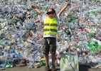 Garoto de 7 anos recolhe lixo para evitar que animais morram ou adoeçam - Reprodução/Facebook