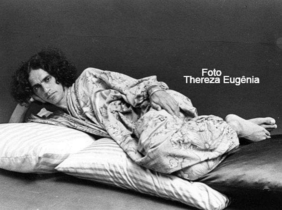 Outra foto de Caetano Veloso que ficou muito conhecida, feita por Thereza Eugênia, mostra o músico deitado em cima de almofadas - Thereza Eugênia/Divulgação