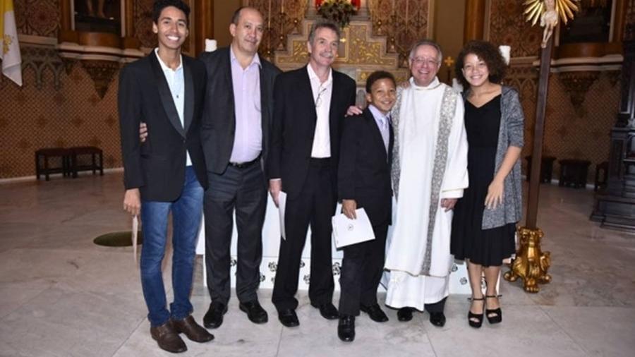 Toni Reis e David Harrad conseguiram batizar Alyson, 16, Jéssica, 14, e Filipe, 12, na Igreja Católica 22 - Reprodução/Facebook
