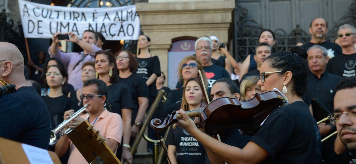 Contra a crise financeira da instituição, músicos fazem espetáculo de ópera e música clássica na escadaria no prédio, na Cinelândia - Thomaz Silva/Agência Brasil