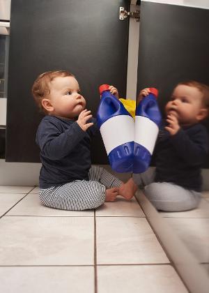 criança com produto de limpeza, acidente doméstico, getty - Getty Images - Getty Images