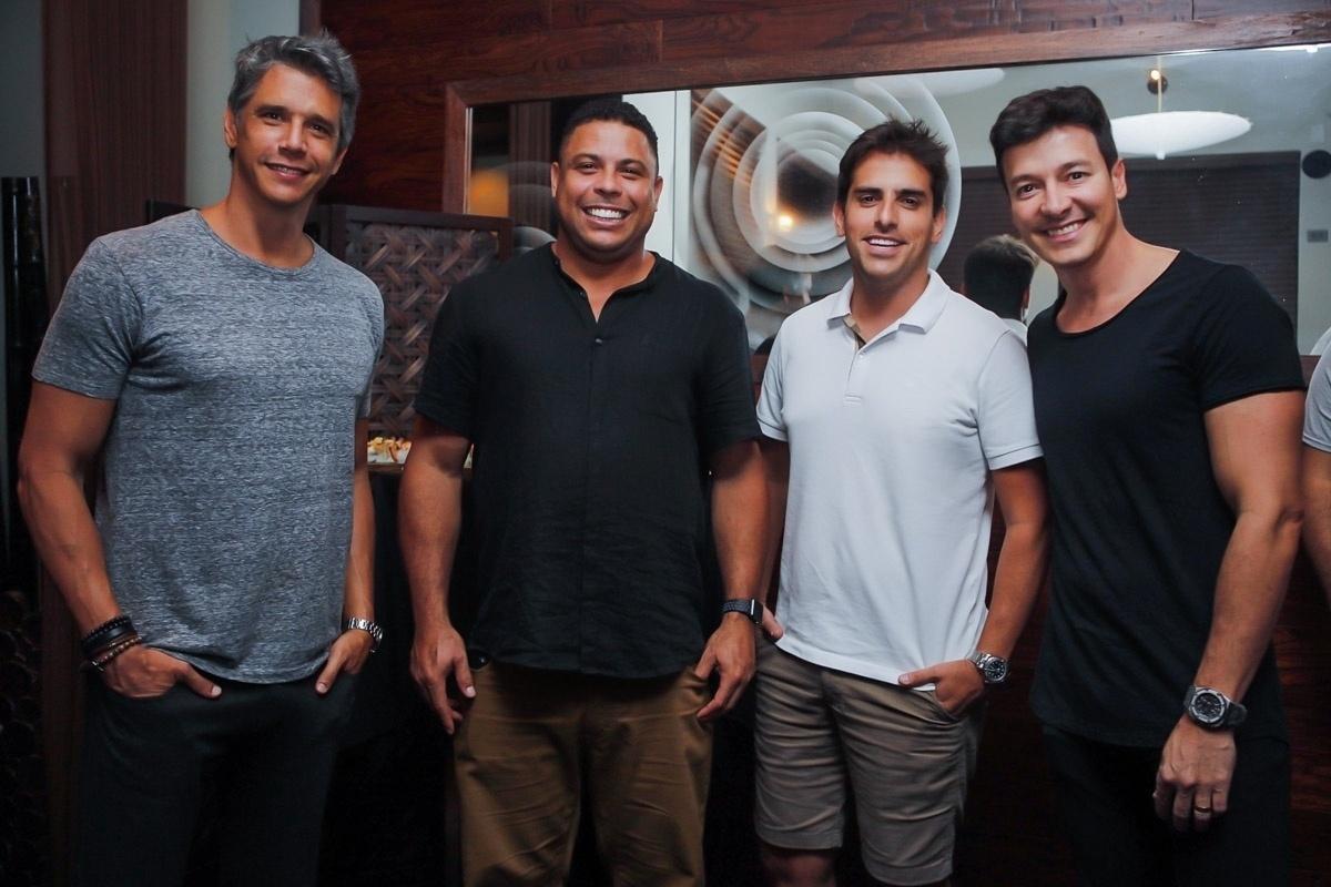Ex-jogador Ronaldo Fenômeno reúne famosos para a inauguração de sua academia, a Ronaldo Academy, em Orlando, na Flórida. Na foto, Ronaldinho aparece com os apresentadores Marcio Garcia e Rodrigo Faro, além do empresário e amigo Rodrigo Branco - Leo Mayrink/Brazil News Internacional