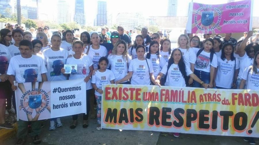 Manifestação de familiares e viúvas da polícia fluminense em frente ao Monumento aos Mortos na Segunda Guerra Mundial, no Aterro do Flamengo, zona sul da capital - Reprodução/Facebook
