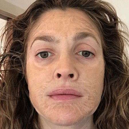 Drew Barrymore e a máscara que a deixa com rugas temporárias - Reprodução/Instagram