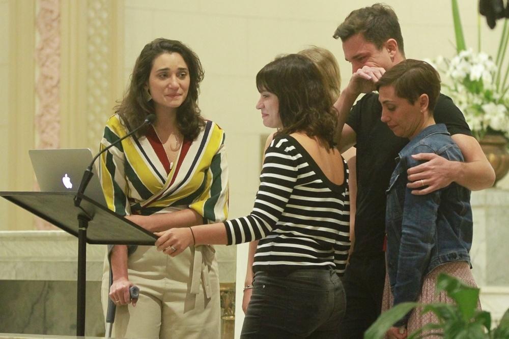 Filhos de Marcelo Rezende choram em missa de sétimo dia do jornalista, nesta sexta-feira (22), em São Paulo - Amauri Nehn/Brazil News