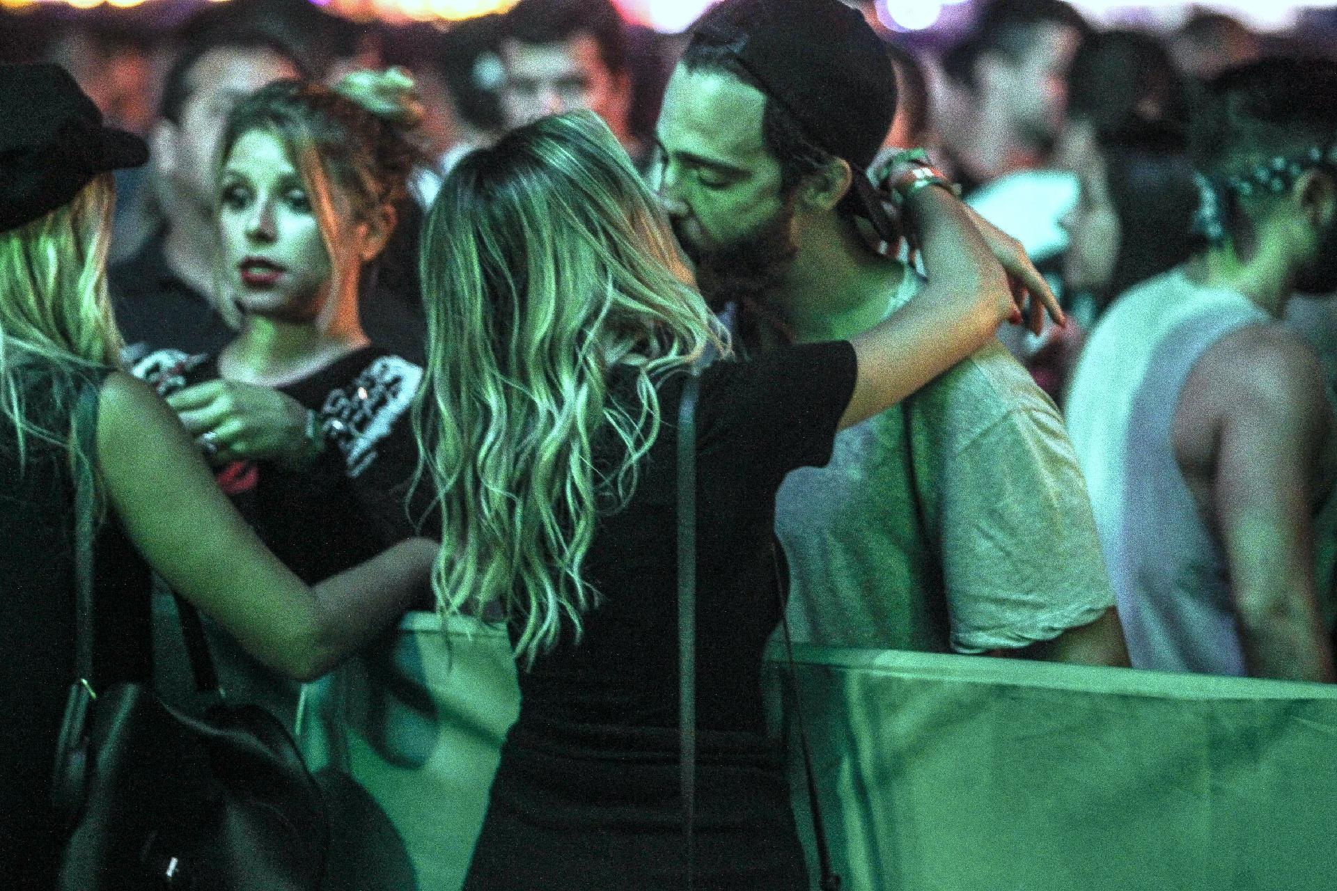 Thiago Rodrigues e uma loira misteriosa beijaram muito também durante os shows - AgNews