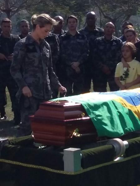 Paolla Oliveira grava cena de Jeiza no enterro do policial Gerson, vivido por Well Aguiar, que morrerá durante um assalto  - Arquivo Pessoal - Arquivo Pessoal
