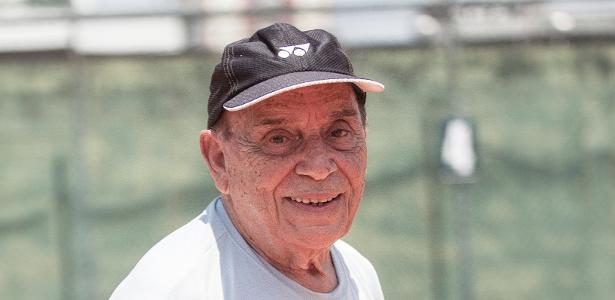 Resultado de imagem para Gostaria de jogar até os 100, diz "vovô tenista" de 93 anos... - Veja mais em https://vivabem.uol.com.br/noticias/redacao/2017/10/22/acho-que-vou-continuar-jogando-por-mais-5-anos-diz-tenista-de-93-anos.htm?cmpid=copiaecola