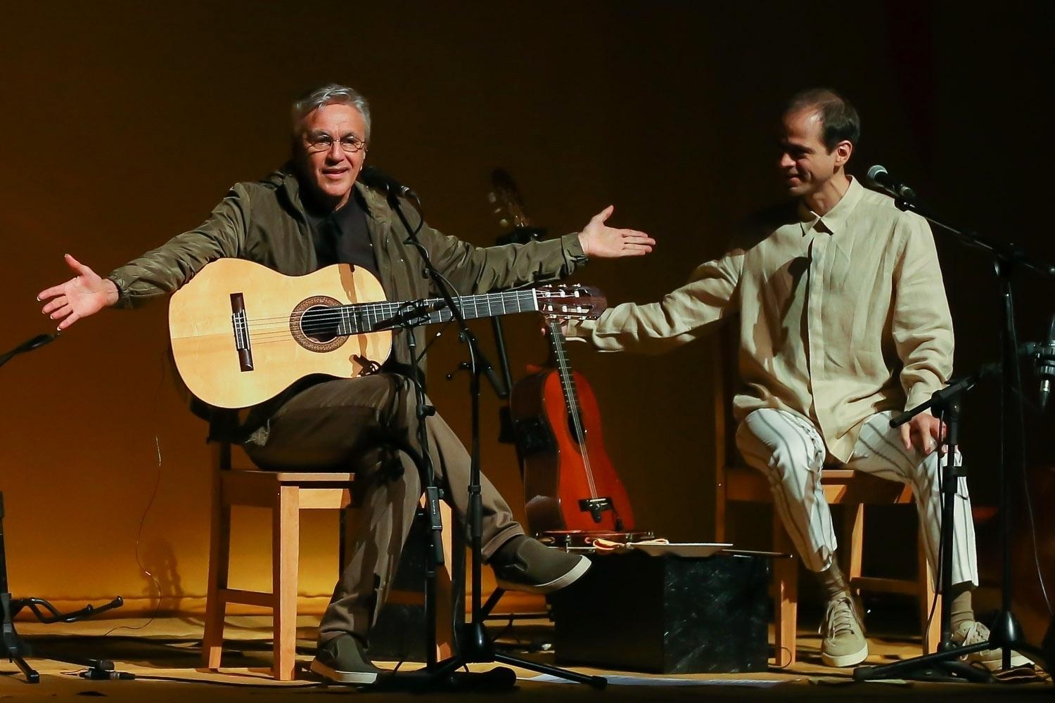Pai e filho, Caetano e Moreno Veloso tocam violão juntos em show em São Paulo - Manuela Scarpa/Brazil News