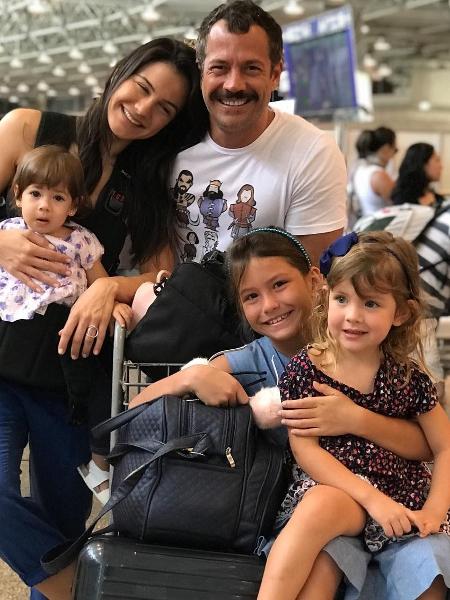 Malvino Salvador com a mulher, Kyra Gracie, e as filhas Kyara, Ayra e Sofia,  - Reprodução/Instagram