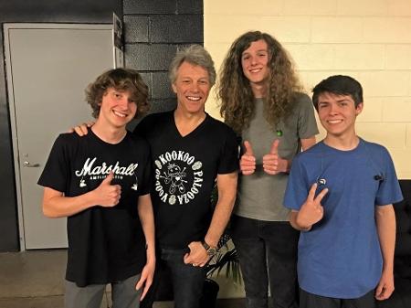 Jon Bon Jovi com os integrantes da banda Contagious - Reprodução