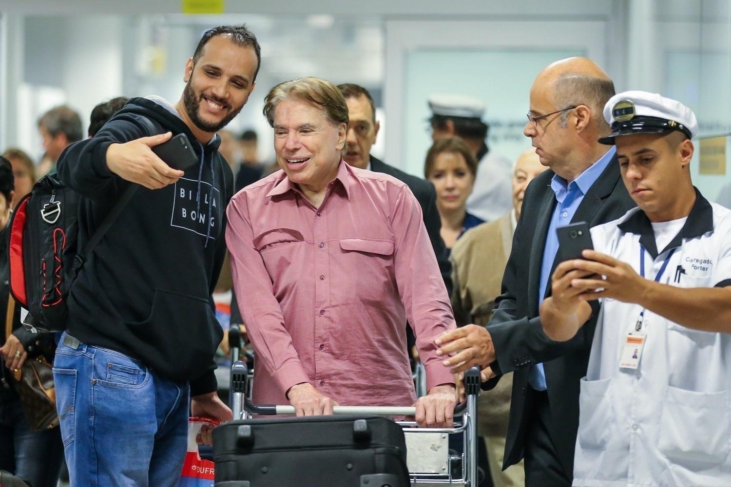 silvio santos chega em aeroporto de sp - Manuela Scarpa/Brazil News