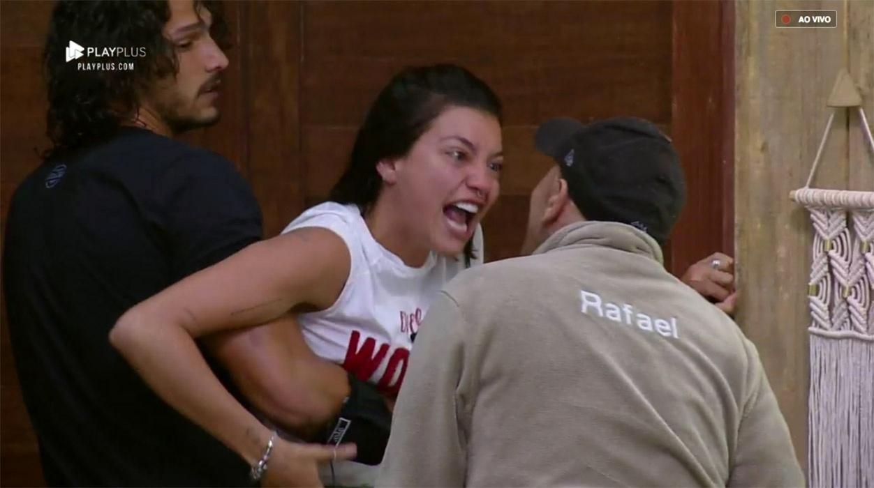 Gabi Prado discute com Rafael lha e é segurada por João Zoli - Reprodução/PlayPlus