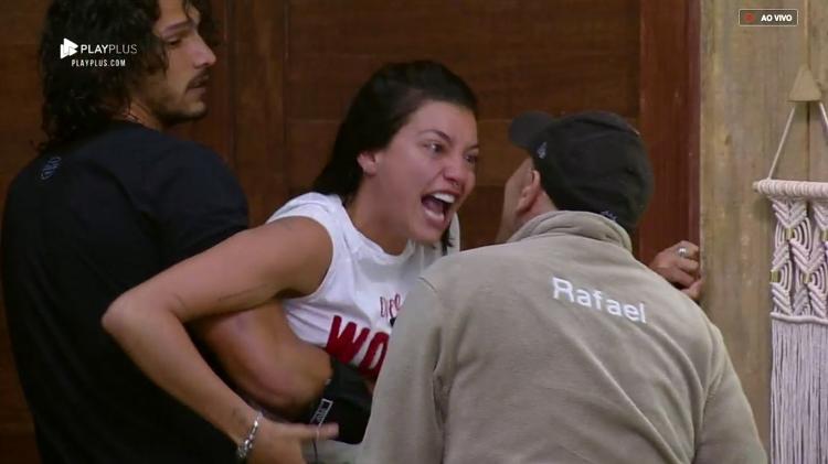 Gabi Prado discute com Rafael lha e é segurada por João Zoli - Reprodução/PlayPlus - Reprodução/PlayPlus