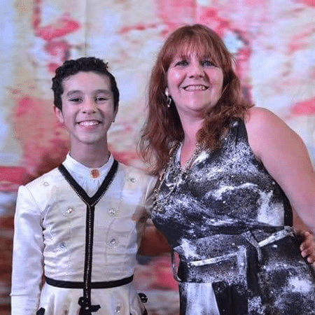 Alex Sandro Barbosa de Souza com a professora Rosaura Alves em primeira apresentação no balé Bolshoi, em 2013. - Reprodução/Facebook