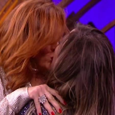 Claudia Raia dá selinho em Tatá Werneck no "Lady Night" - Reprodução/Multishow - Reprodução/Multishow