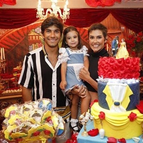 Deborah Secco e Hugo Moura comemoraram o aniversário de 3 anos da filha, Maria Flor, que estava vestida de princesa Bela, do conto "A Bela e a Fera" - Reprodução/Instagram