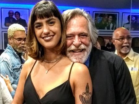 Namorada de José de Abreu tatua o nome do ator: “Te amo”