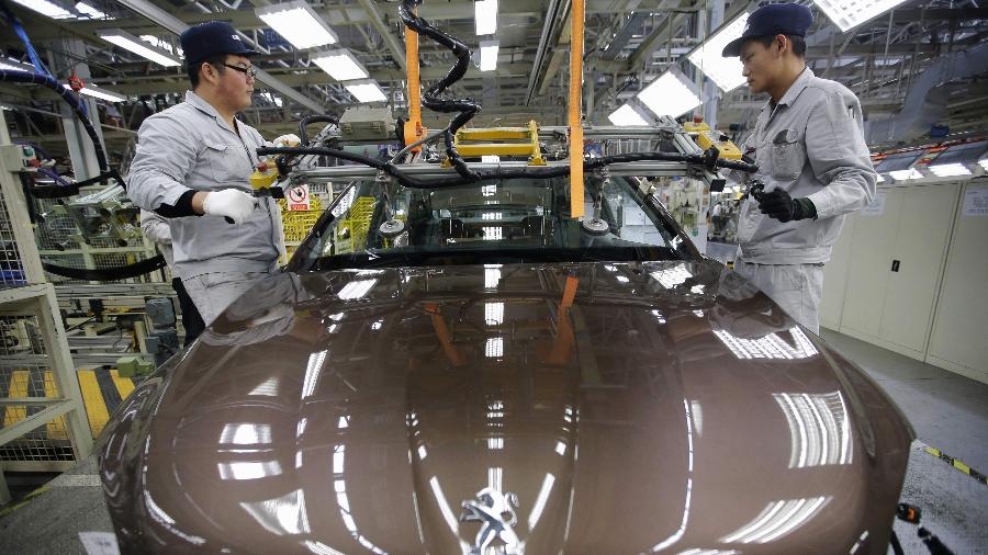 Funcionários na fábrica da Dongfeng Peugeot Citroën em Wuhan, - Reuters/Stringer