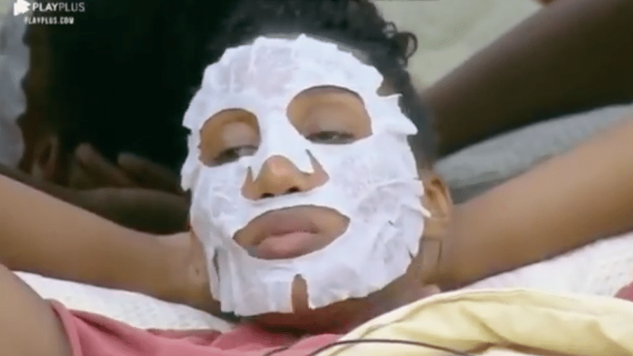 Sabrina aplica máscara facial para cuidar da pele do rosto - Reprodução/PlayPlus