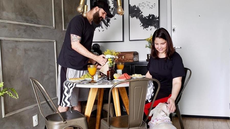 O casal Zanda e Vini encontraram em seu lar uma maneira de fazerem o que amam - Reprodução/Instagram@apto.704