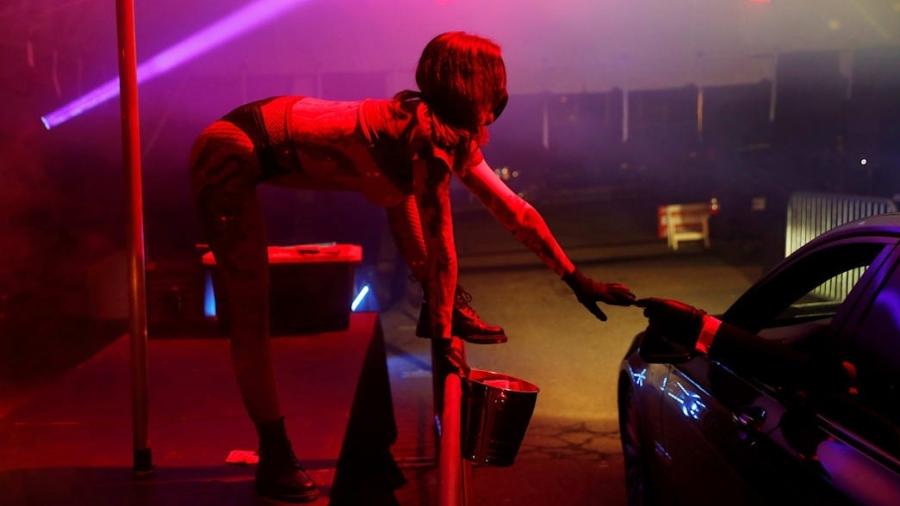 Clube de strip-tease oferece drive-thru erótico - Divulgação