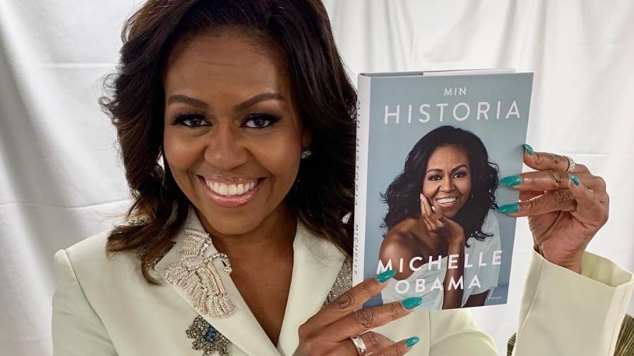Michelle Obama com seu livro "Minha História" - Reprodução/Instagram