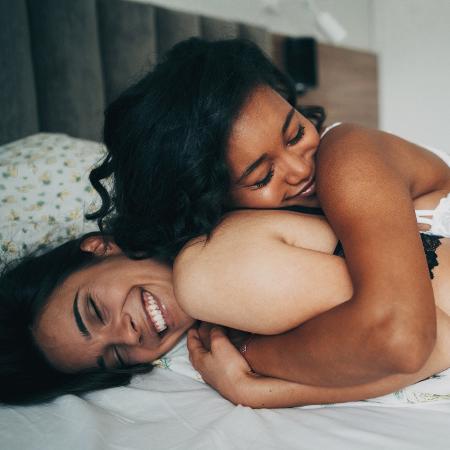 Casal de mulheres na cama; romance; lésbicas; sexo - Getty Images