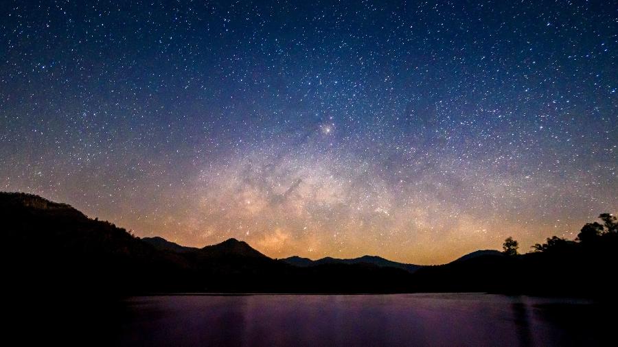 Paisagem com montanhas e lago à noite, com céu estrelado, em Chiang mai, Thailand - Getty Images/iStockphoto