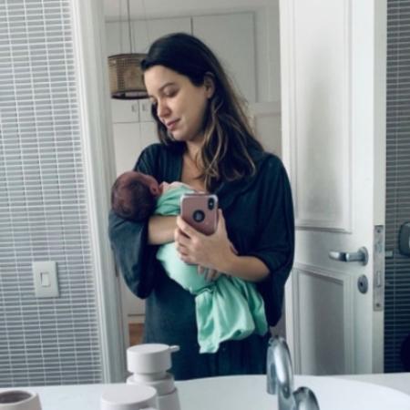 Nathalia Dill segura a filha Eva no colo - Reprodução/Instagram