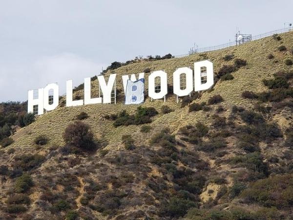 O letreiro de Hollywood, em Los Angeles, virou 'Hollyboob'