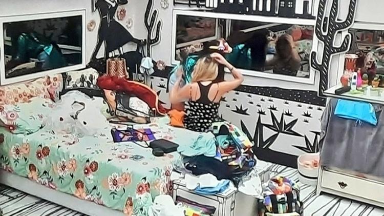 BBB 21: Juliette ajuda Viih Tube a trocar de roupa - Reprodução/Globoplay - Reprodução/Globoplay