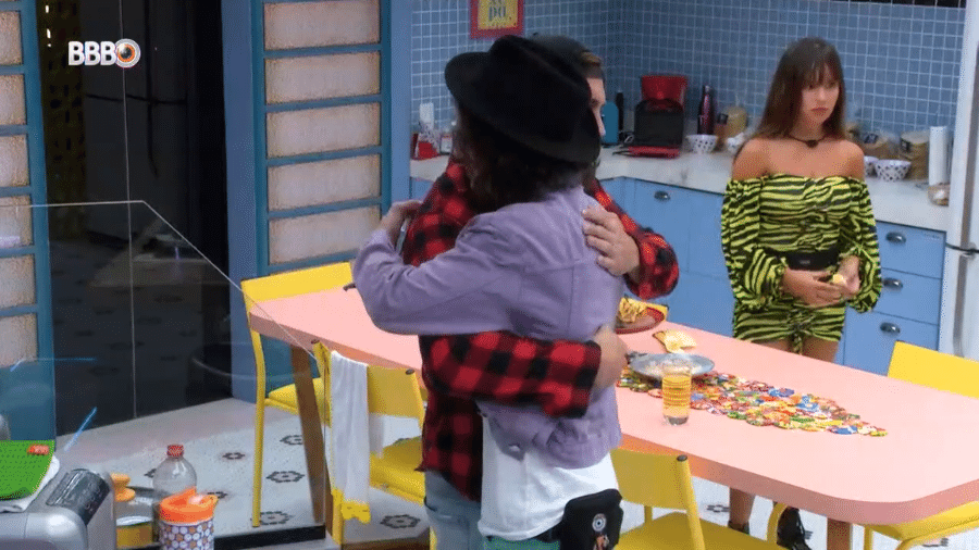 BBB 21: Arthur e Fiuk se abraçam na cozinha - Reprodução/Globoplay