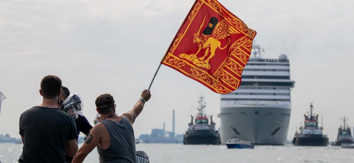 Protesto contra a passagem de grandes navios e cruzeiros em Veneza após o tráfego de grandes navios ter parado devido à covid-19 e à ausência de turistas - Getty Images