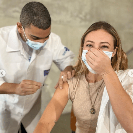 Paolla Oliveira recebeu a primeira dose da vacina contra a covid-19 - Reprodução / Instagram