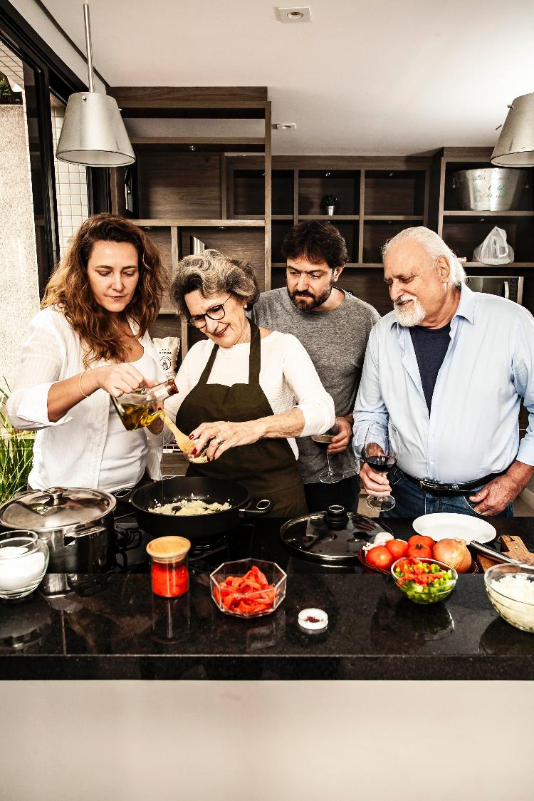 Ana e Angel na cozinha com os filhos Nádia e Raul: nova geração, antigos sabores espanhóis - Fernando Moraes/ysoke - Fernando Moraes/UOL