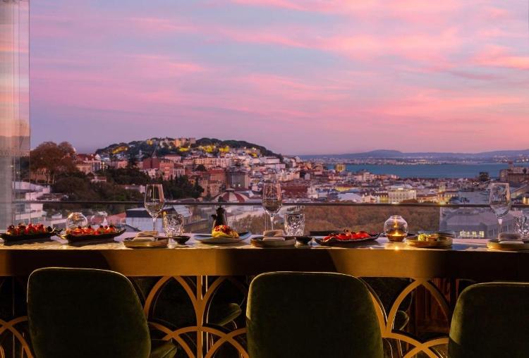 Bar e restaurante Seen, com vista privilegiada para Lisboa, em Portugal
