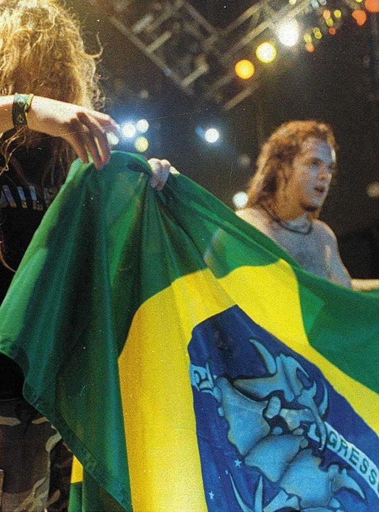 Bandeira Nacional com aplicação do símbolo da banda Sepultura, no Hollywood Rock, em São Paulo.