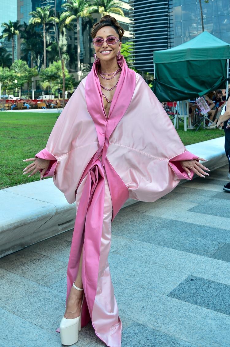 Sabrina Sato aparece vestida de vagina gigante em rua de SP; fotos