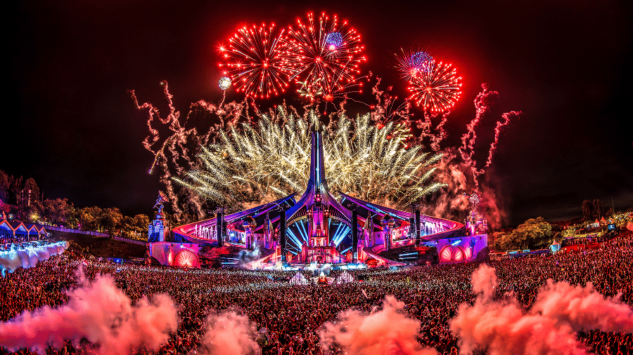 Fogos de artifício durante noite do festival Tomorrowland Brasil, no ano passado