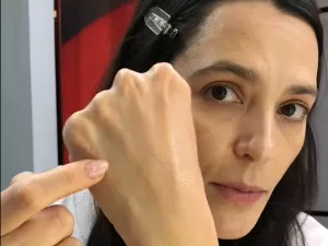 'Pearl skin': Vanessa Rozan testa tendência de pele cintilante do TikTok