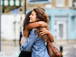 O que define nossas amizades? Se conectar com amigas reduz até o estresse