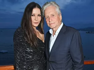 Nua, Catherine Zeta-Jones sugere 'se dar' de presente para Michael Douglas